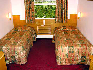 LON WHI2hotel Guest Room 1
