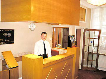 LON WHI2hotel Lobby 1